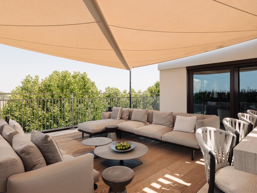 dakterras met luxe loungeset en zonwering