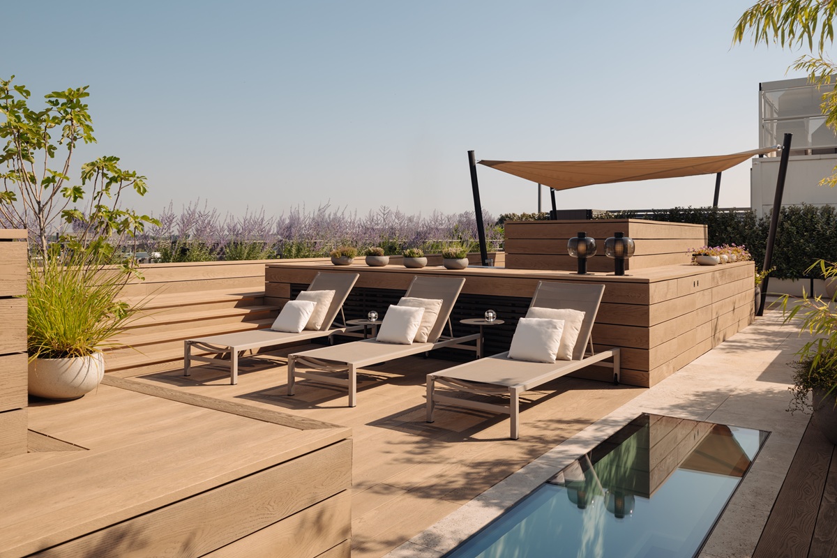Luxe dakterras met ligbedden en zonwering