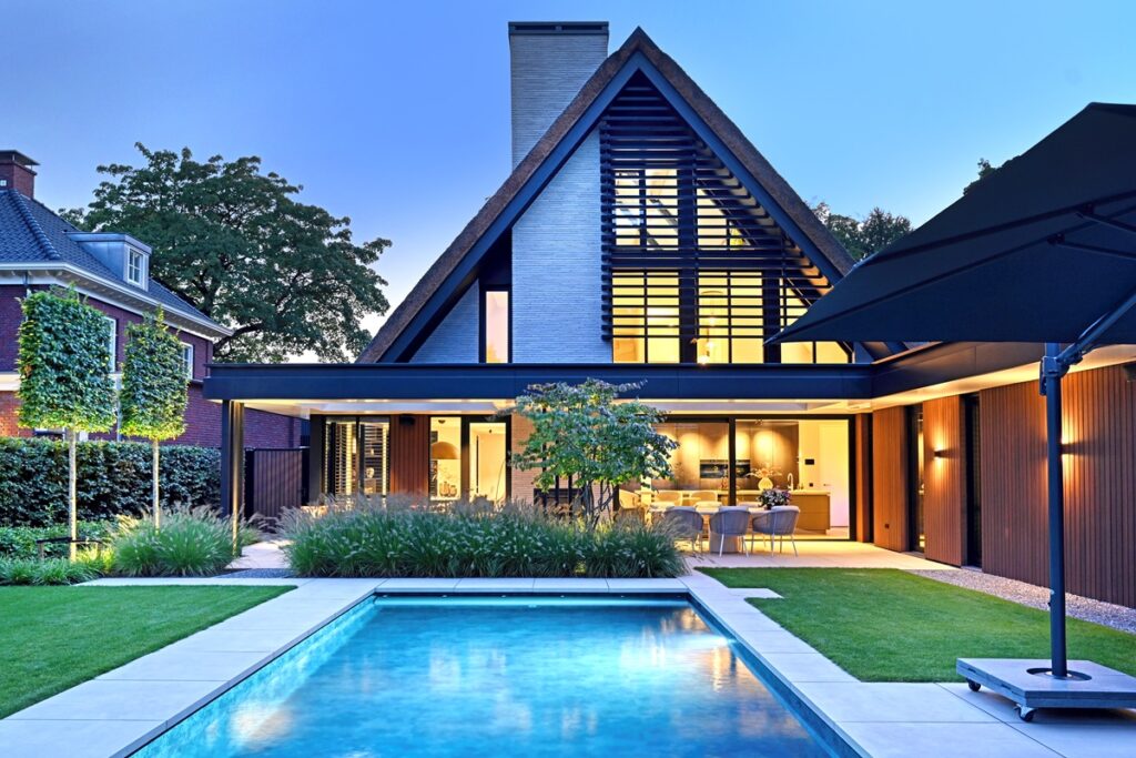 Luxe tuin met zwembad, overkapping en tuinverlichting