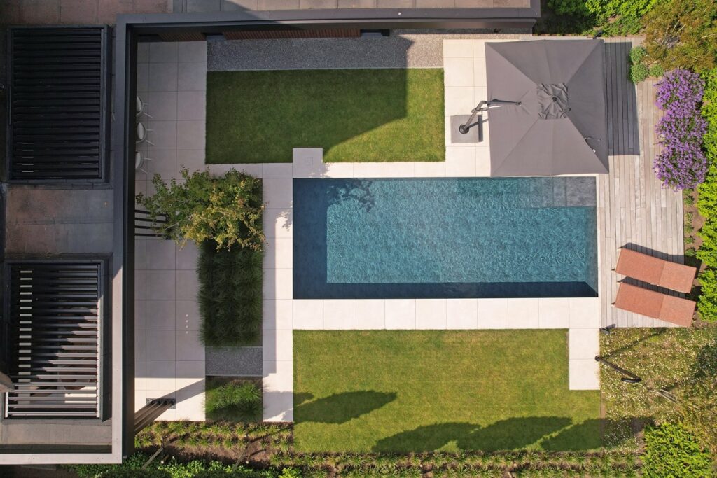 Dronefoto luxe tuin met zwembad