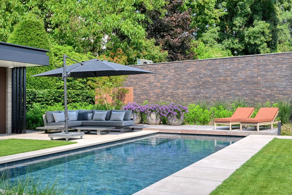 Villa Tuin met zwembad, met tuinmeubels en parasol
