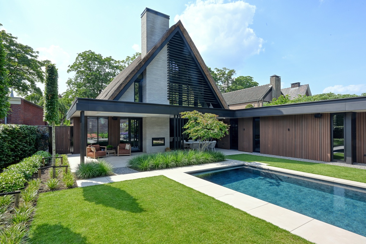 Villa tuin met zwembad