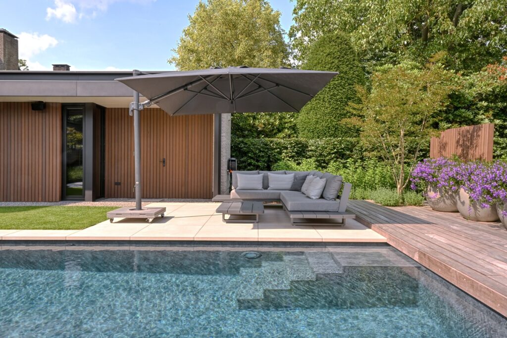 Luxe tuin met vlonder, loungeset en parasol