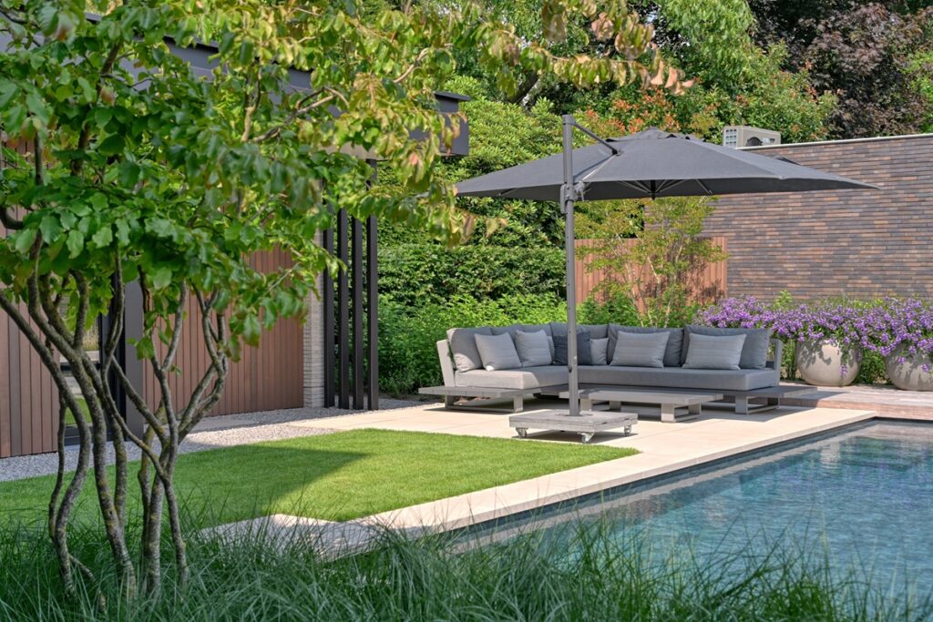 luxe villa tuin met zwembad, tuinmeubels en parasol