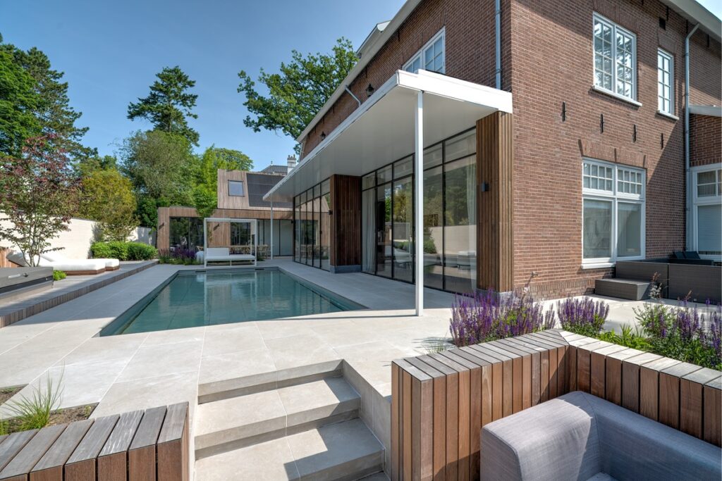 Luxe tuinmet zwembad met beweegbare bodem