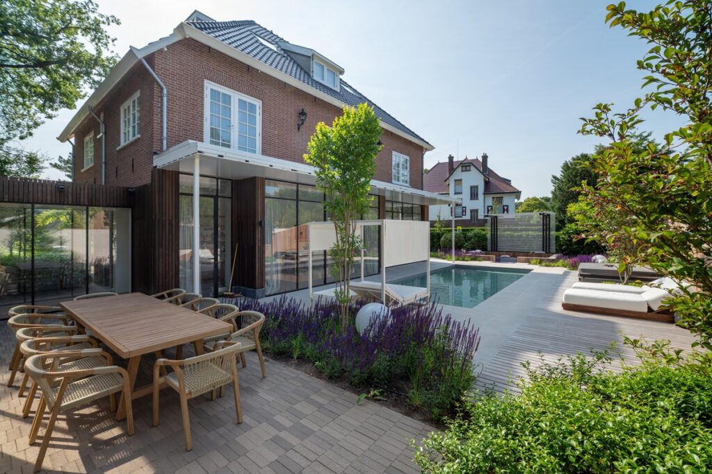 Villa met zwembad met beweegbare bodem