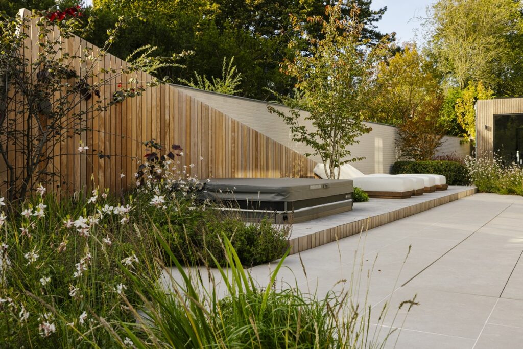 Luxe tuin met ligbedden en jacuzzi