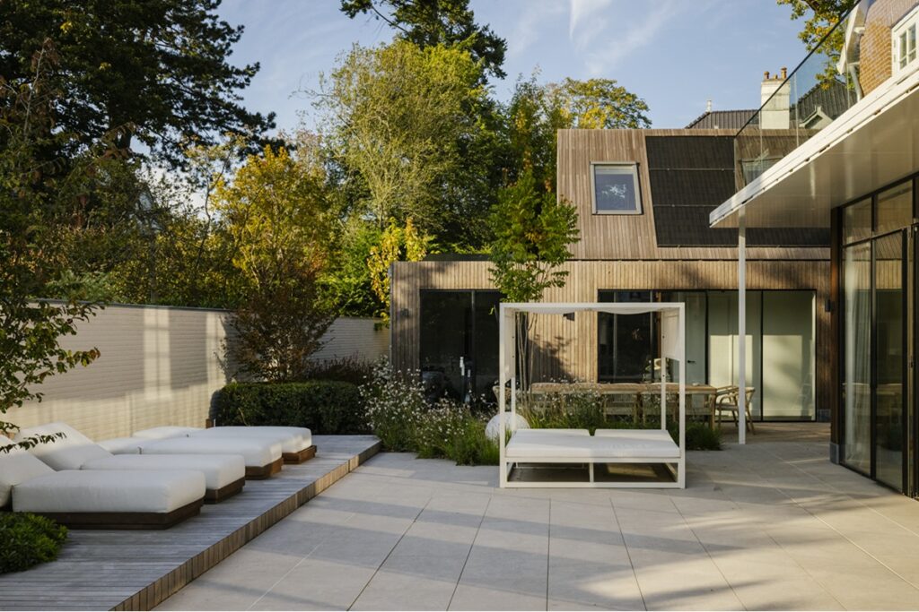 Luxe tuin met tuinmeubelen