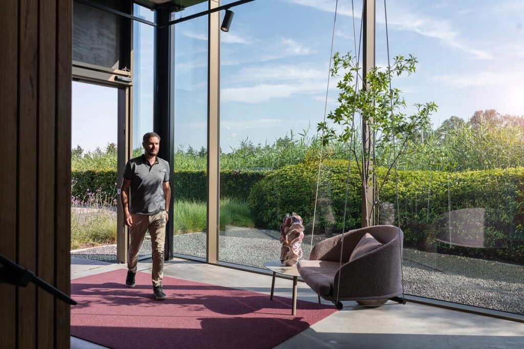 Tuinkamer met luxe hang stoel