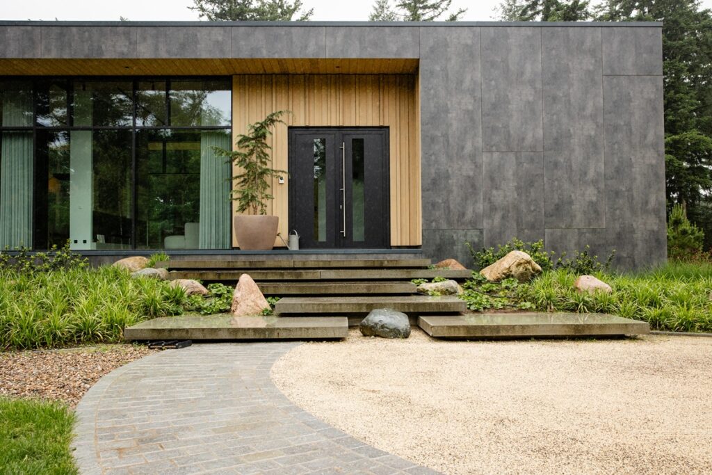 Entree villa met groot formaat tegels