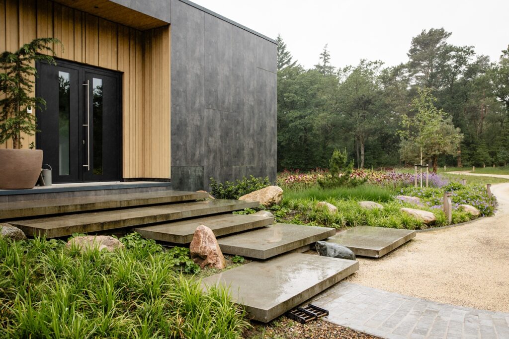 Villa met trap van groot formaat tegels